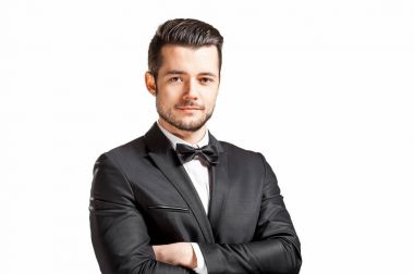 papyon ile siyah elbiseli emin yakışıklı adam portresi