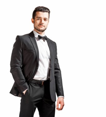 papyon ile siyah elbiseli emin yakışıklı adam portresi