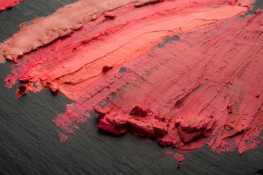 Siyah bir arka plan üzerinde renkli ruj