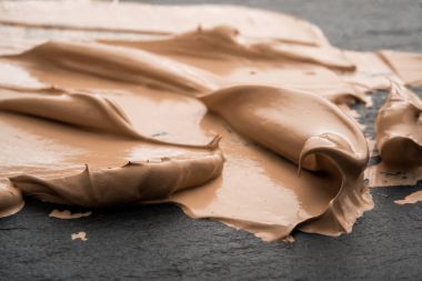 Vakfı, yüz kremi siyah bir arka plan üzerinde