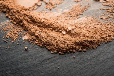 toz, toz yüzünde siyah bir arka plan için kompakt