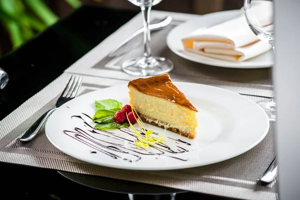 Cake dessert fruity berry cream on a plate — Stock Photo, Image