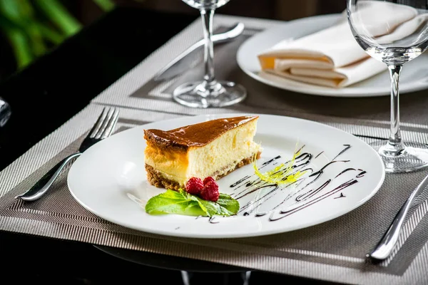 Cake dessert fruity berry cream on a plate — Stock Photo, Image