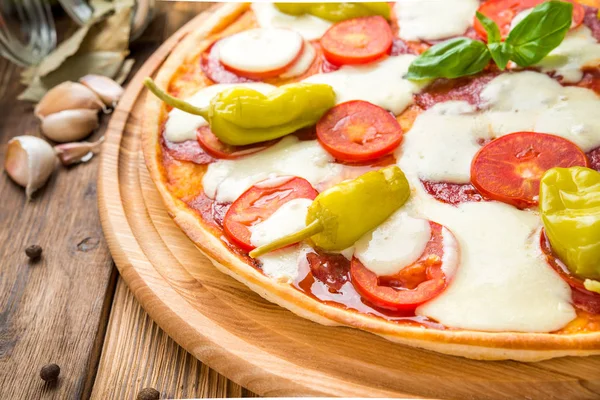 Вкусная итальянская пицца в ресторане — стоковое фото