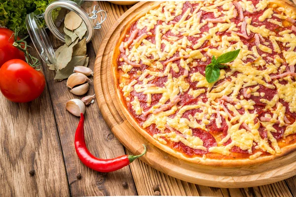 Heerlijke italia pizza in een restaurant — Stockfoto