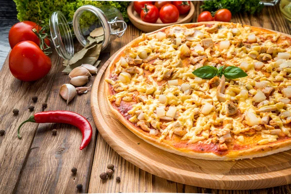 Pyszne italia pizza w restauracji — Zdjęcie stockowe