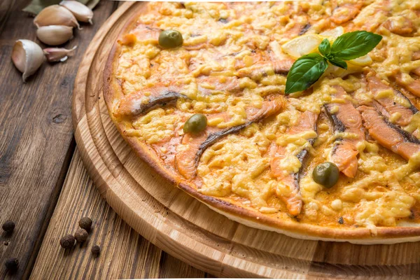 Deliciosa pizza italia em um restaurante — Fotografia de Stock