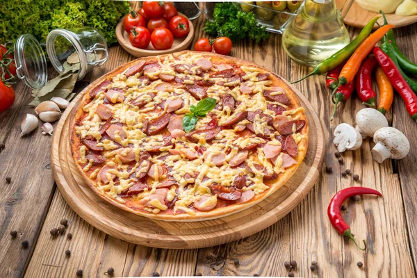 Heerlijke italia pizza in een restaurant — Stockfoto