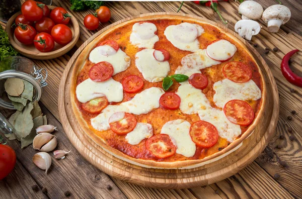 Deliziosa pizza italia in un ristorante — Foto Stock