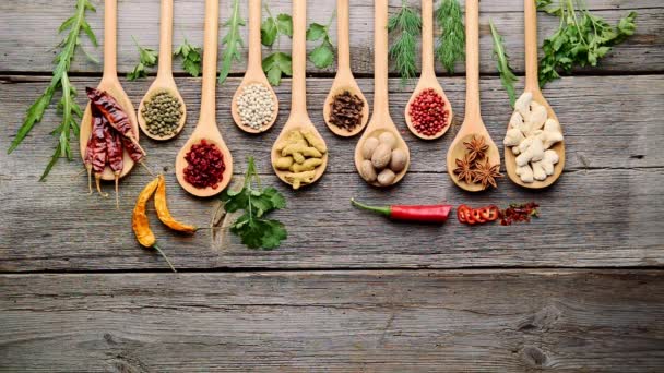 Épices et herbes fraîches sur une table en bois — Video