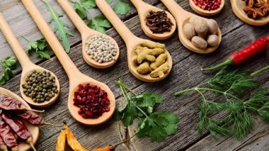 Baharat ve ahşap bir masa üzerinde taze otlar