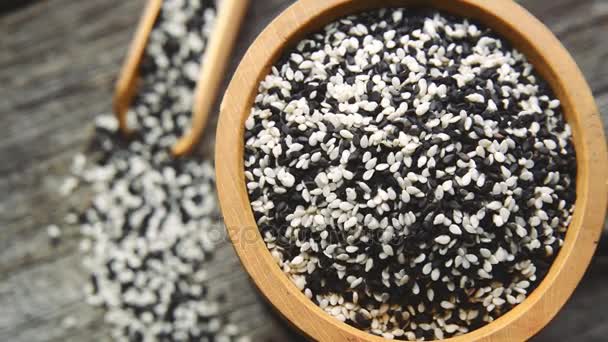 Černá a bílá Sezamové semínko v bambusovém koši — Stock video