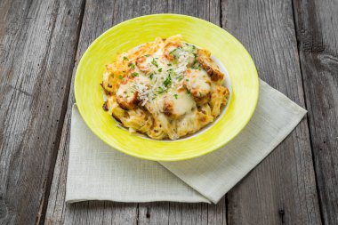 Brokoli ve tavuk ile makarna fırında