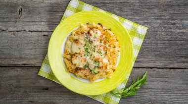 Brokoli ve tavuk ile makarna fırında