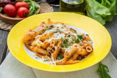 Fırında makarna peynir ile. Sosis ıspanak Ricotta güveç ahşap arka plan üzerinde