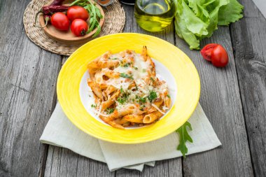 Fırında makarna peynir ile. Sosis ıspanak Ricotta güveç ahşap arka plan üzerinde