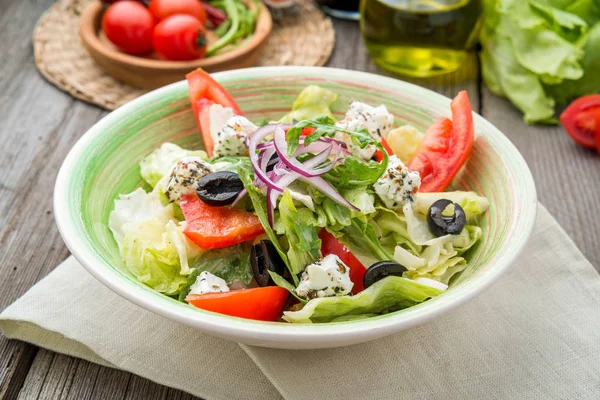 Salade grecque aux légumes frais, fromage feta — Photo