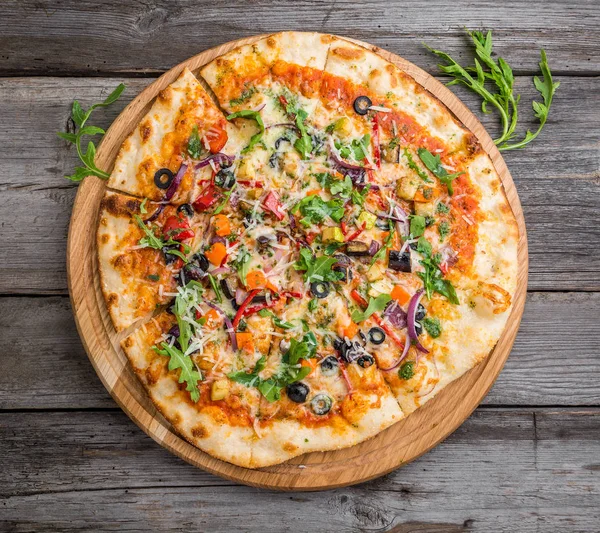 Heerlijke Italiaanse pizza met groenten — Stockfoto
