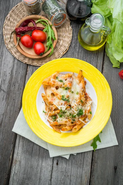 Pasta panggang dengan keju. Spinach Ricotta casserole di latar belakang kayu — Stok Foto