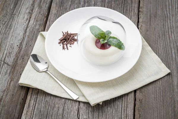 Dessert som heter panacota. Med sylt och choklad — Stockfoto