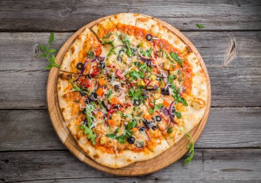 Sebze ile lezzetli İtalyan pizza