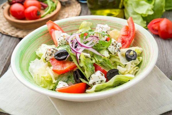 Yunan salatası ile taze sebze, beyaz peynir — Stok fotoğraf