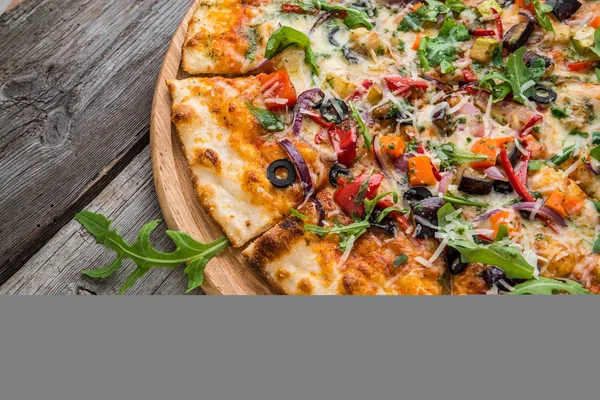 Deliciosa pizza italiana com legumes — Fotografia de Stock