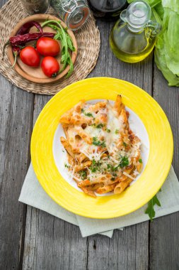 Fırında makarna peynir ile. Sosis ıspanak Ricotta güveç ahşap arka plan üzerinde