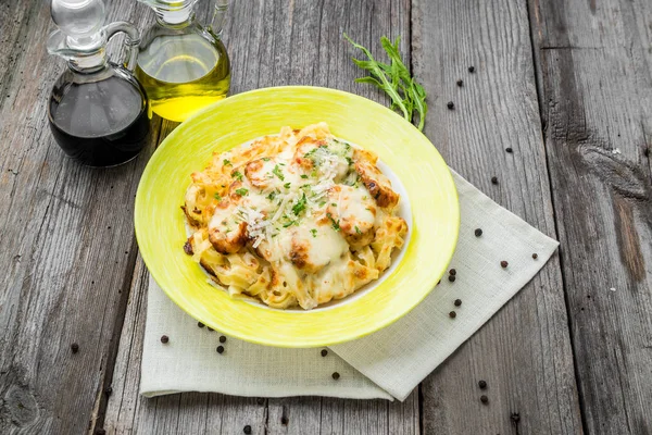 Brokoli ve tavuk ile makarna fırında