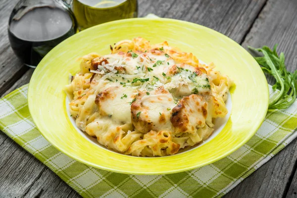 Pastas horneadas con brócoli y pollo —  Fotos de Stock