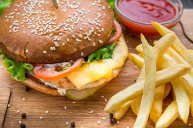 Lezzetli hamburger ile sığır eti, domates