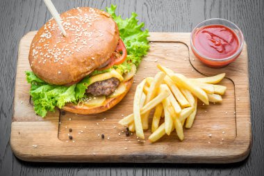 Lezzetli hamburger ile sığır eti, domates