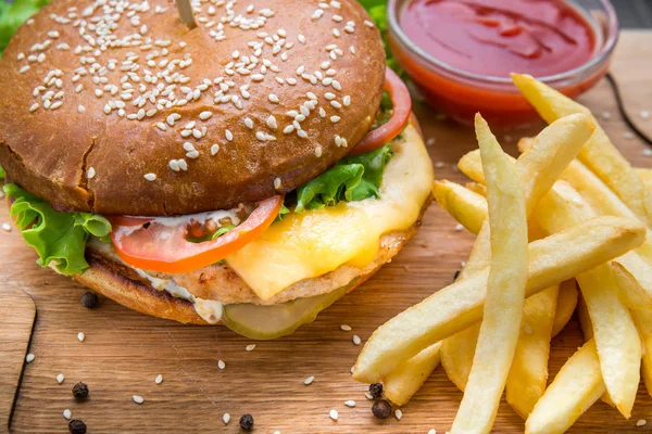 Lezzetli hamburger ile sığır eti, domates