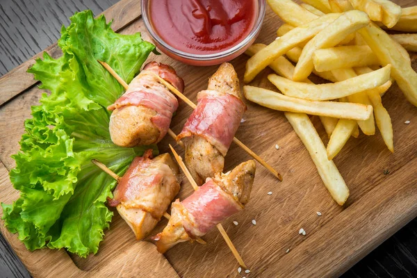 Hjortkött kebab och rasher av knaperstekt bacon — Stockfoto