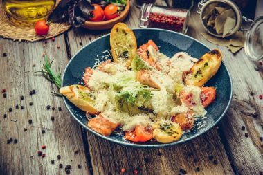 Sağlıklı ızgara tavuk Sezar salatası peynir ile