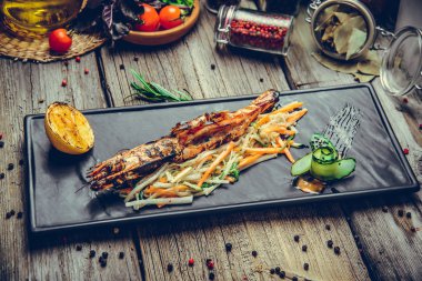 Maydanoz limon dilimi ile ızgara karides meze