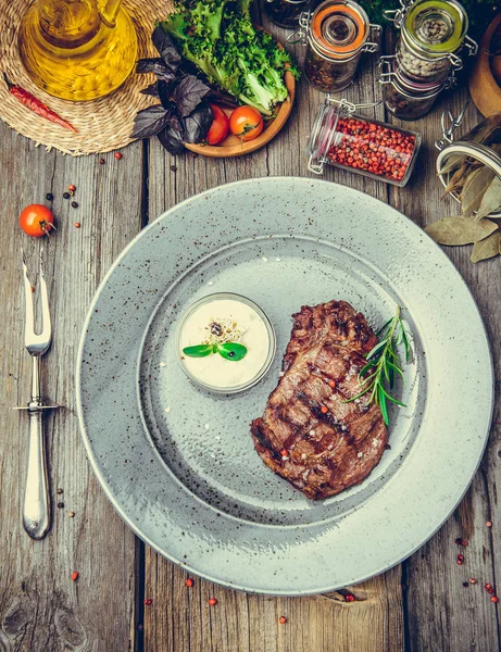 Izgara biftek, biftek bir plaka üzerinde