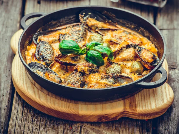 Moules avec sauce au fromage, dans une poêle — Photo