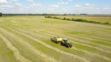 Ukrayna, Kalinovka, 4 Eylül 2017, saman balya üreten saman balya bir alanda - havadan görüntüleri ile yeşil traktör