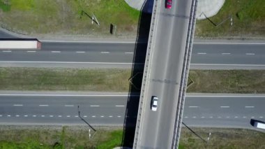 Hava yolu görüntüleri ve otomobil ve kamyon ile kentsel yaşam uygulama projesi