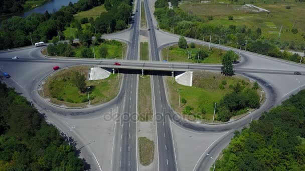 Riprese aeree di Highway e Overpass Urban Life con auto e camion — Video Stock