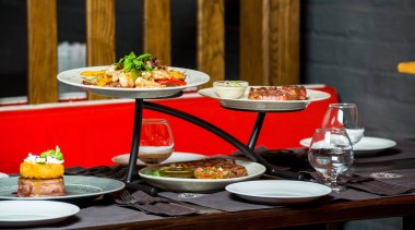 Kesik tablonun farklı gıda ve yemek, et, meyve ile yakından, restoranda balık.