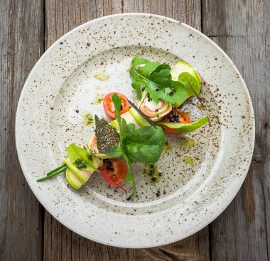 Karmaşık arka plan üzerine krem peynir ile haddelenmiş kabak dolması