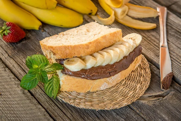 Sandwiches mit Erdnussbutter, Marmelade und frischen Früchten auf weißem Woo — Stockfoto