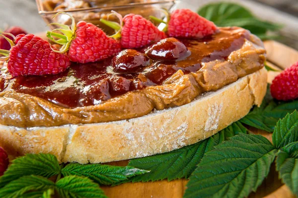 Sandwiches mit Erdnussbutter, Marmelade und frischen Früchten auf weißem Woo — Stockfoto