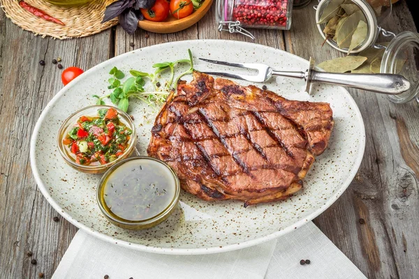 Biefstuk van de ossenhaas op plaat met saus — Stockfoto