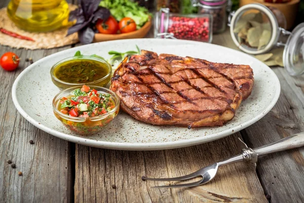 Tenderloin bistecca sul piatto con salsa — Foto Stock