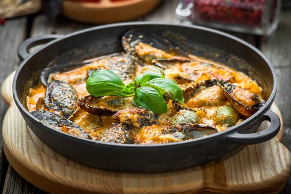 Moules avec sauce au fromage, dans une poêle — Photo