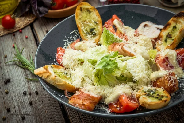 Salada de frango grelhado saudável Caesar com queijo — Fotografia de Stock