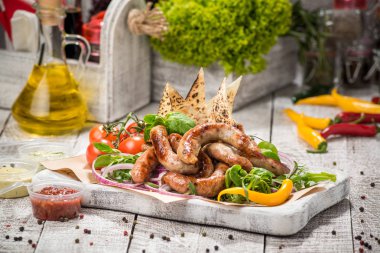 Izgara sosis ve sebze.